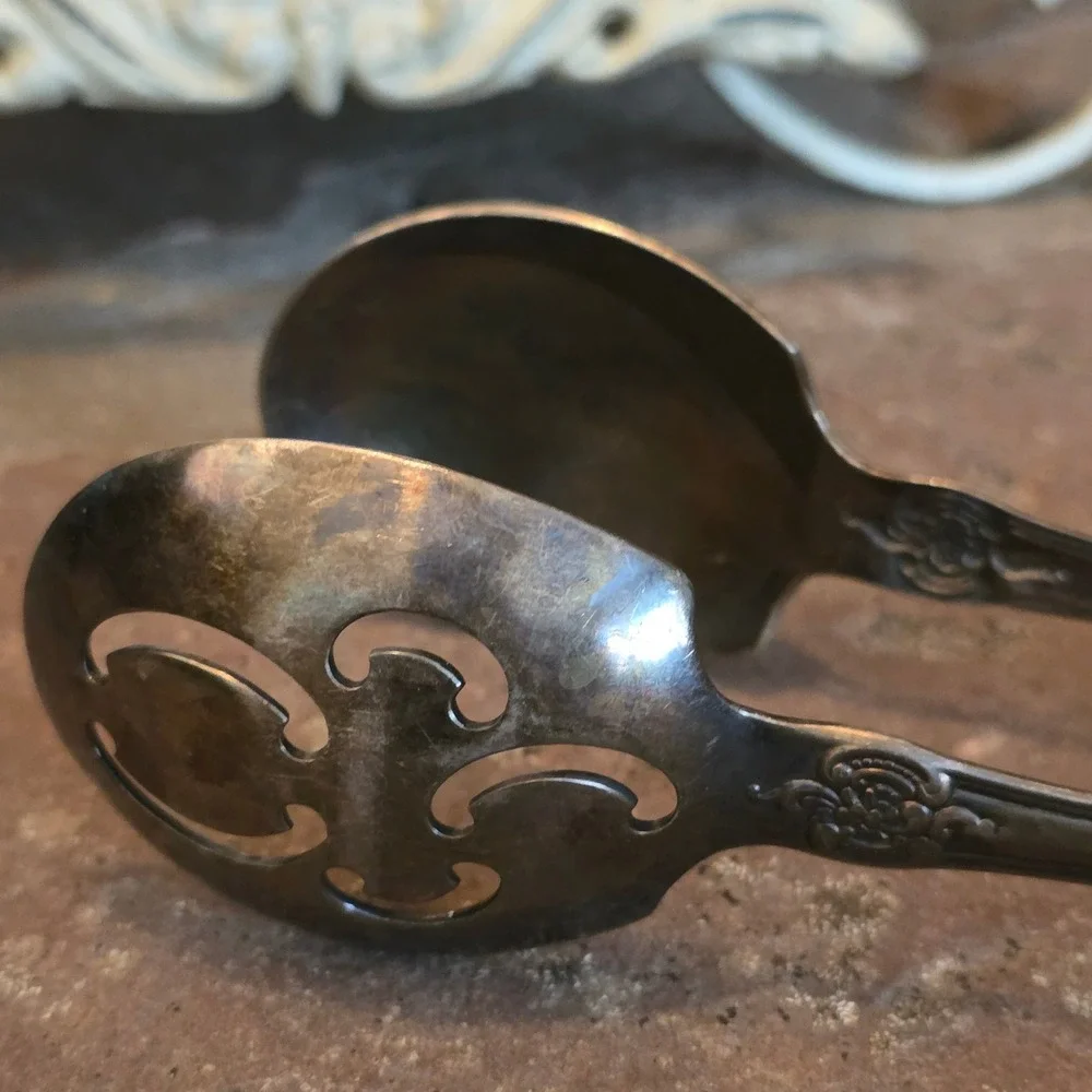 Wallace Silver Plate Antique Tongs Pierced Floral Scroll Ornate Serving Tool 8in